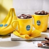 Mug cake à la banane Chiquita, au caramel et à la guimauve, prêt en 5 minutes